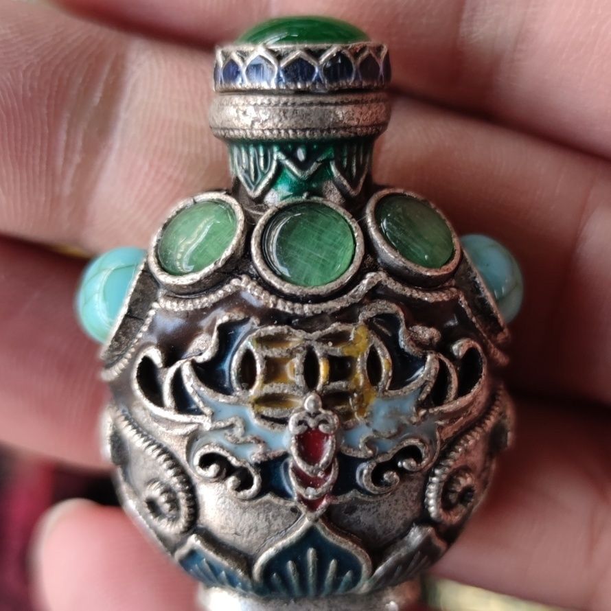زجاجة نشوق برونزية عتيقة بتصمي - مراجعة Collectible Vintage Tools وسعره
