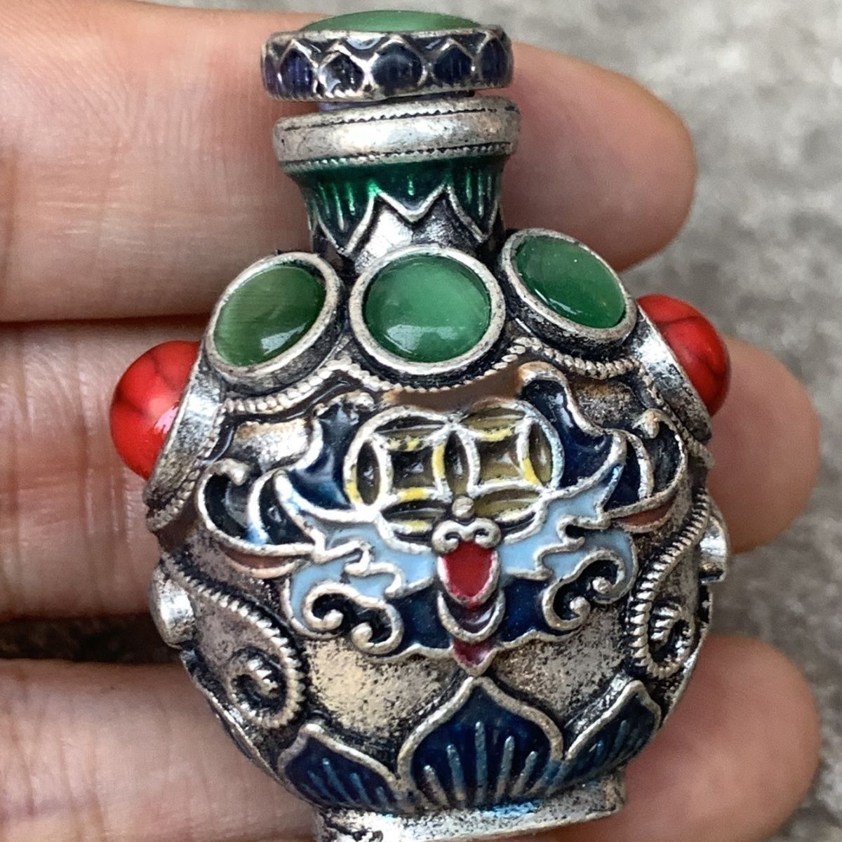 زجاجة نشوق برونزية عتيقة بتصمي - مراجعة Collectible Vintage Tools وسعره